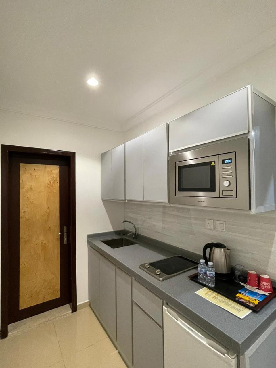Al Manzil Almutmeez Aparthotel Джеда Екстериор снимка