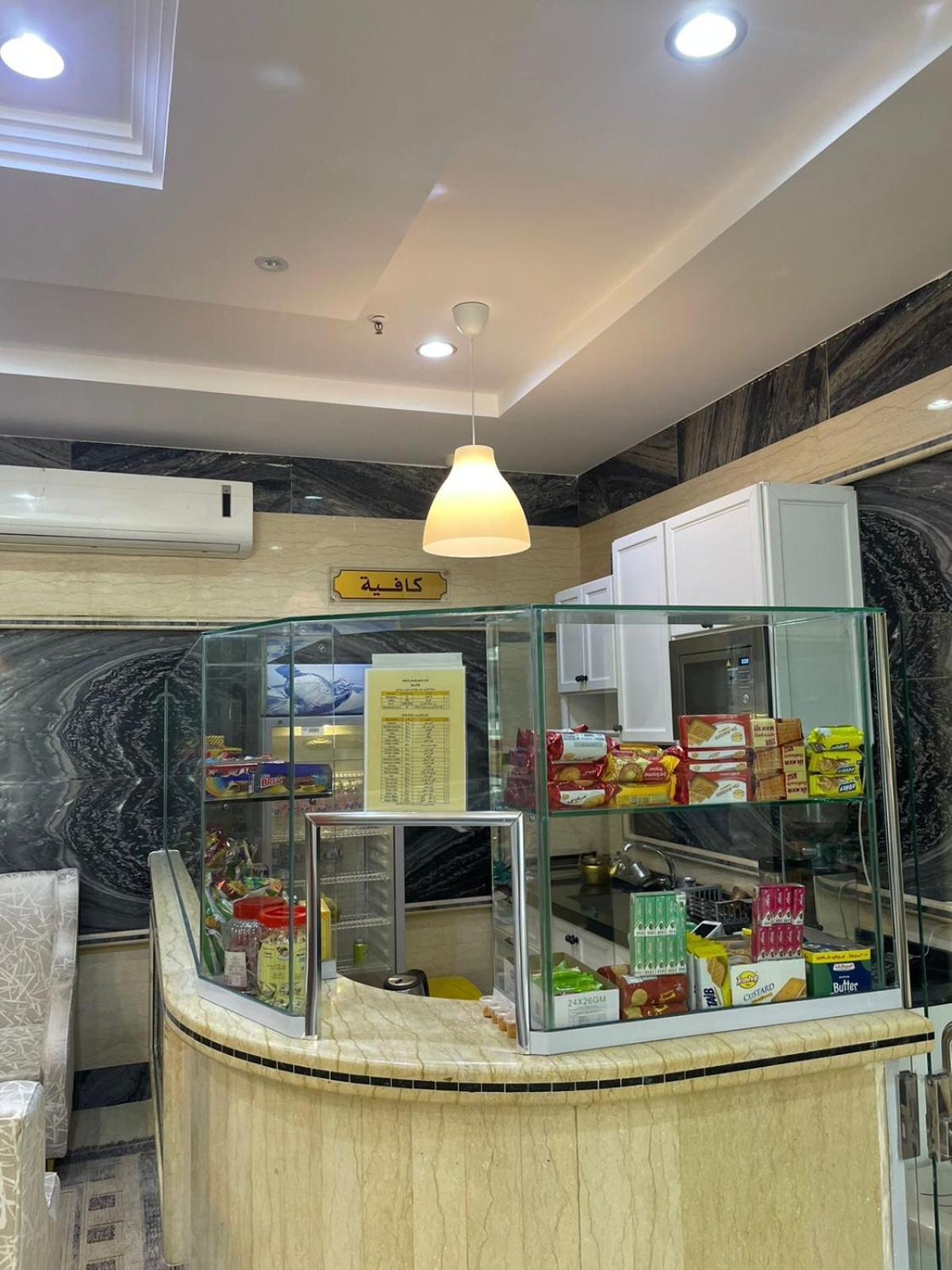 Al Manzil Almutmeez Aparthotel Джеда Екстериор снимка