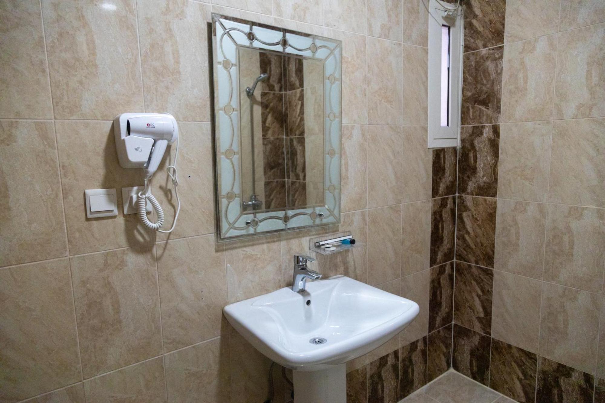 Al Manzil Almutmeez Aparthotel Джеда Екстериор снимка